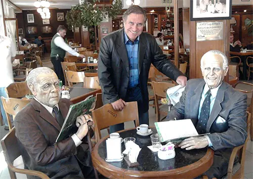 Jorge Luis Borges, Eduardo Varela-Cid y Adolfo Bioy Casares, en La Biela, Buenos Aires